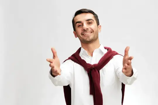 Успешный мужчина в красном свитере, накинутом на плечи, в очках