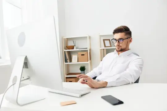 Бизнесмены работают за компьютером в интернете, выглядят официально и уверенно в себе