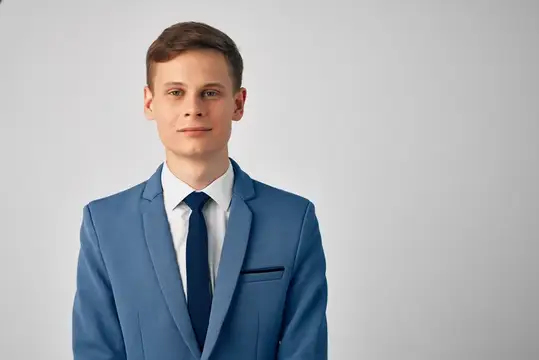 Мужчина в пиджаке и галстуке, уверенный в себе и профессиональный, на изолированном фоне