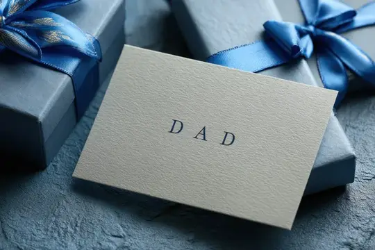 Подарочные коробки с синими лентами и открытка с надписью DAD