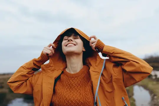 Женщина на открытом воздухе, жизненное фото