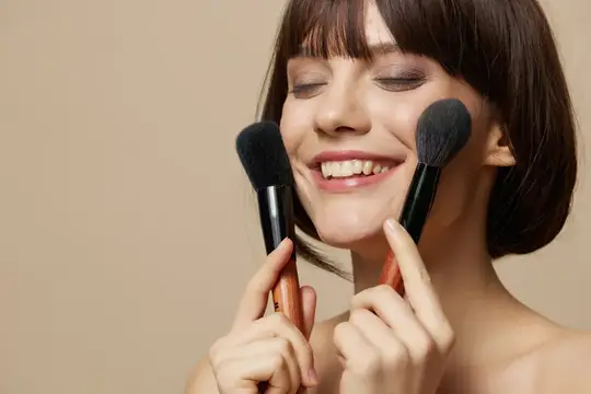 Портрет женщины с кистями для макияжа в руке, модель позирует крупным планом, образ жизни