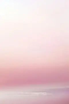 Нежное розовое небо над спокойной водной гладью