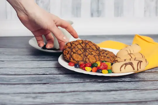 Сладкое печенье к чаю на столе, завтрак