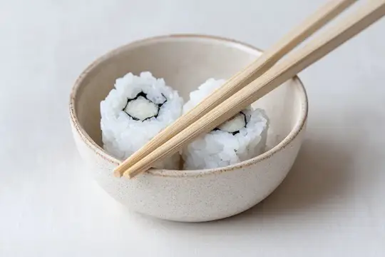 Спокойная, чистая обстановка для обеда, подчеркивающая свежие вкусы и простую подачу, привлекающая внимание к текстуре и балансу, подходит для кулинарных, жизненных или ресторанных проектов