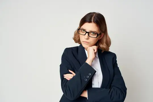 Деловая женщина в черном костюме, излучающая уверенность в себе на официальной работе