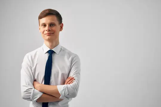 Деловой мужчина поправляет рукав своей рубашки, офисный менеджер