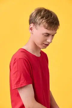 Мальчик, молодёжь, красная рубашка, жёлтый фон, профиль, жизнерадостный, повседневный, ребёнок, одежда, мода для лайфстайл-использования, демонстрирующий доступную атмосферу, минималистичную…