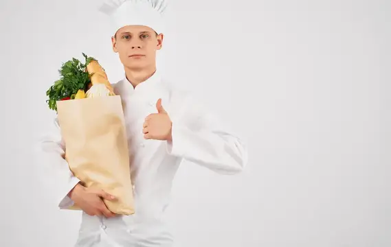 Шеф-повар с упаковкой еды в процессе приготовления в профессиональном ресторане