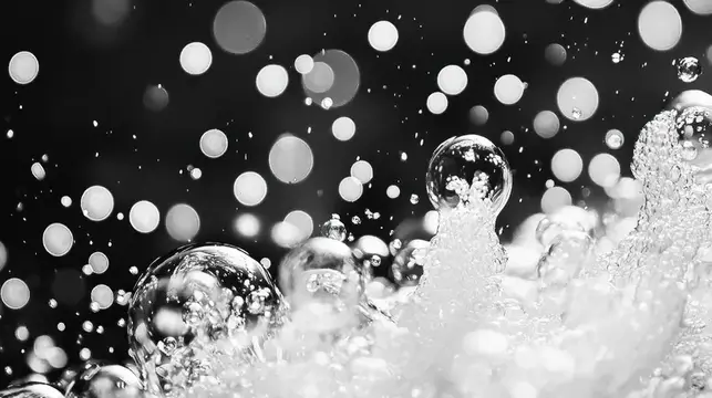 Капли воды и пузыри разлетаются в чёрно-белой макросъёмке
