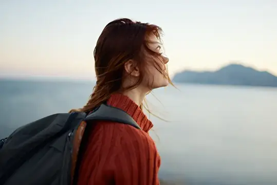 Портрет женщины, путешествующей в горах на открытом воздухе возле моря, обрезанный вид