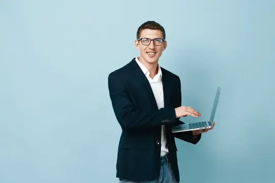 Мужчина европеоидной внешности, работающий за ноутбуком в офисе