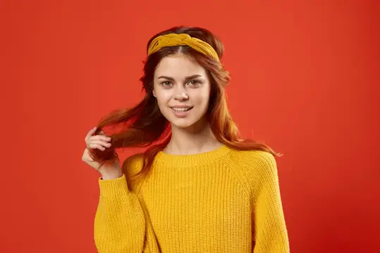 Симпатичная эмоциональная женщина держится за волосы
