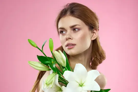 Красивая женщина с цветами на розовом фоне, макияж, портрет, модель