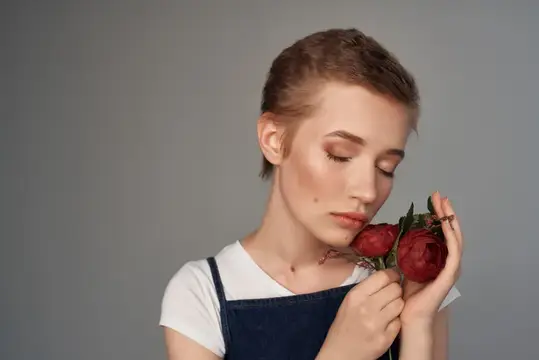 Симпатичная женщина с короткими волосами, макияж, гламур на светлом фоне