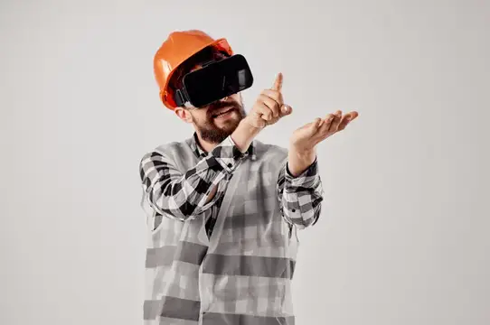 Строитель в каске и VR-очках показывает жестами вверх