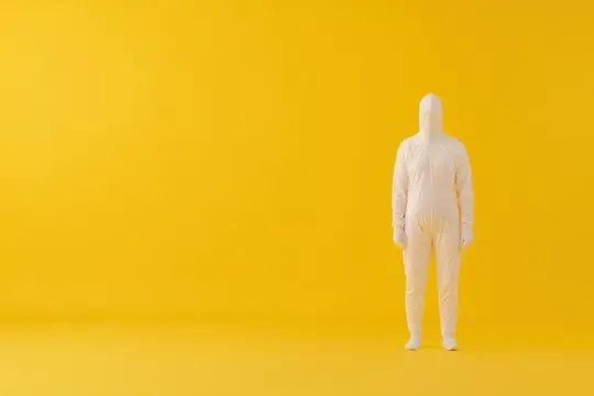 Это изображение передает сюрреалистическую анонимность, смелое студийное настроение и чувство осторожности, смешанное с оптимизмом, приглашая к интерпретации тем науки, безопасности и современной…