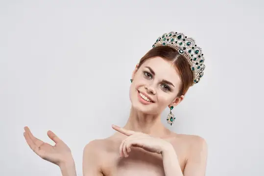 Портрет женщины с обнажёнными плечами, украшения, косметика, привлекательный взгляд, крупный план, образ жизни