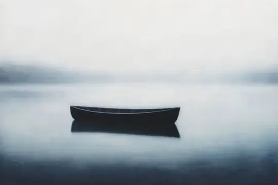Одинокая лодка плывёт по спокойной воде в тумане