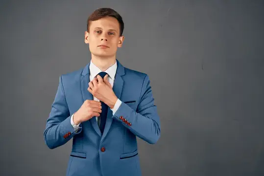 Деловой мужчина в костюме, менеджер в офисе, уверенность в себе, работа