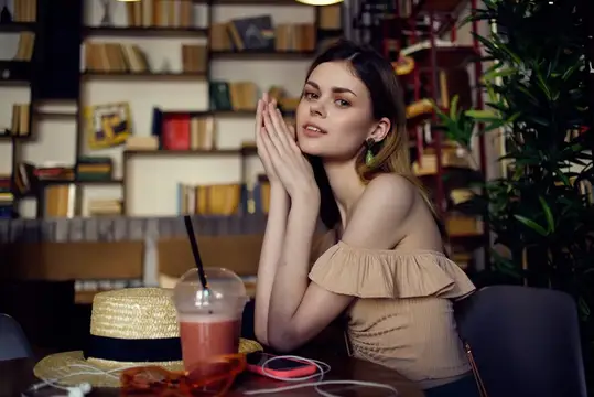 Красивая женщина читает книгу в кафе, общение