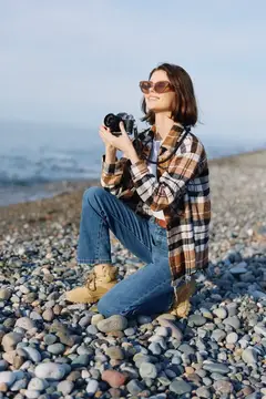 Сессия портретной съемки на открытом воздухе с фотографом в повседневной одежде у берега