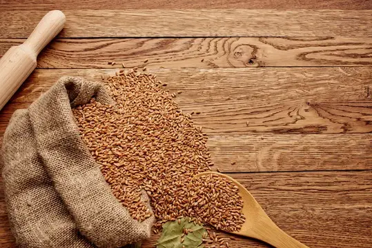 На столе хлопья, кухонные продукты на деревянном фоне