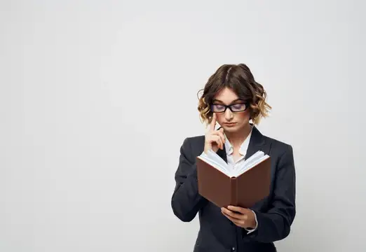 Деловая женщина с книгой в руках на светлом фоне
