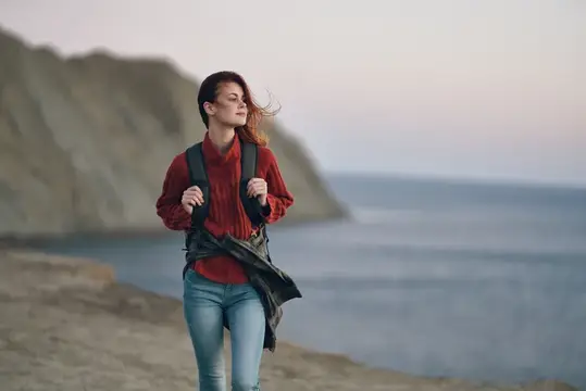 Женщина с рюкзаком, путешествия, туризм, горы, море, океан
