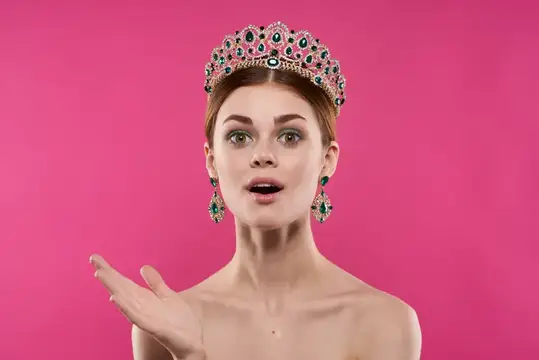 Привлекательная женщина с роскошными обнаженными плечами, косметика, мода, веселье на розовом фоне