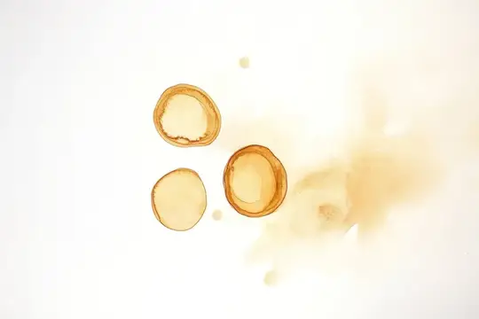 Абстрактные кофейные пятна на белом фоне, передающие ощущение тепла и творчества