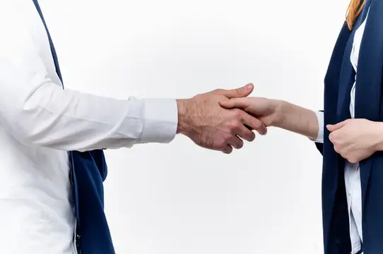 Коллеги по работе пожимают друг другу руки, общение, контракт на светлом фоне