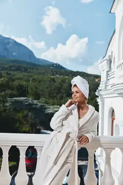 Женщина в хорошем настроении, утренний горный пейзаж