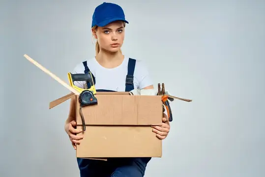 Работающая женщина с коробкой, инструменты, курьер, доставка, работа