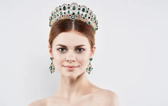 Романтичная женщина с тиарой и в серьгах, портрет с обнаженными плечами, модель