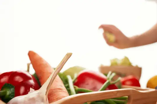 Овощной салат, свежая еда на кухне, крупный план