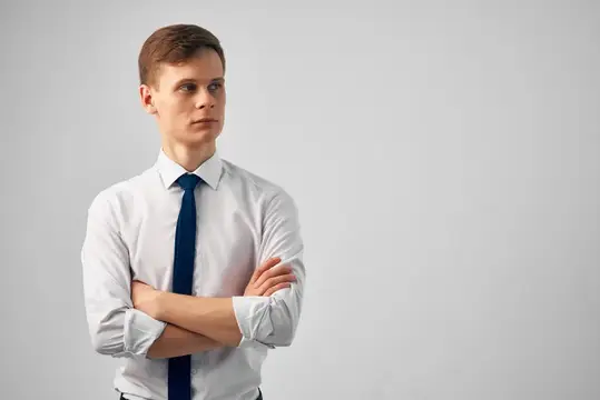 Весёлый бизнесмен в рубашке с галстуком, офисный менеджер, профессиональная работа