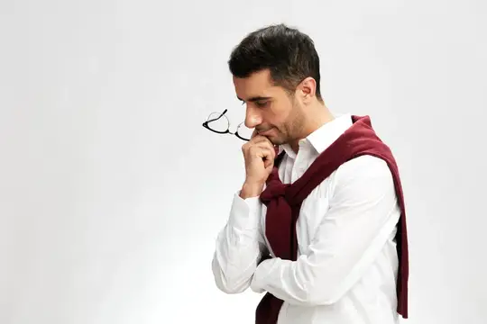 Успешный мужчина в очках, с уверенностью в себе, позирует с эмоциями