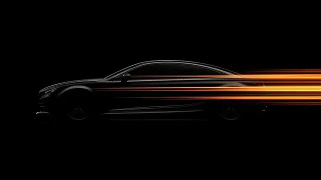 Силуэт автомобиля с оранжевыми световыми полосами на чёрном фоне