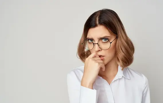 Красивая деловая женщина с документами в папке жестикулирует руками