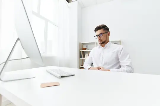 Бизнесмены работают за компьютером в интернете, излучая официальную уверенность в себе в офисе
