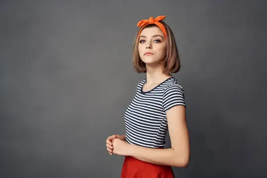 Привлекательная женщина в полосатой футболке, модная одежда, студийная съемка, гламурная модель