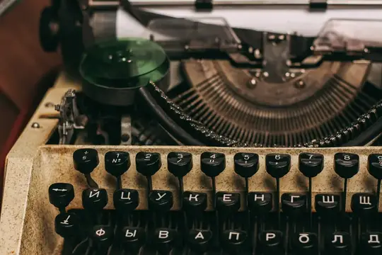 Старая пишущая машинка с кириллическими клавишами крупным планом