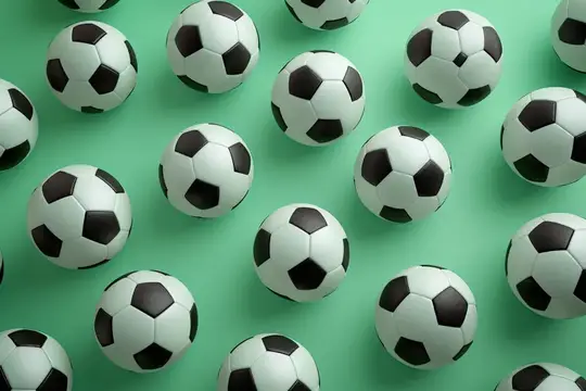 Футбольные мячи на зелёном фоне