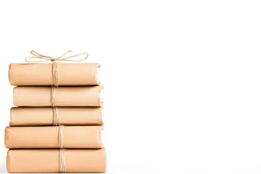 Стопка книг в крафтовой бумаге перевязана бечёвкой на белом фоне