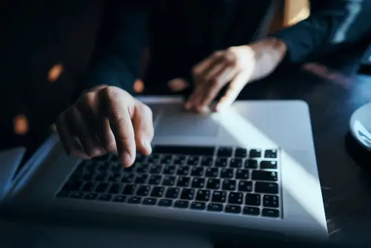 Бизнесмен, фрилансер, работает в кафе