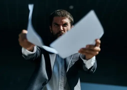 Бизнесмен на улице с документами в руках возле здания, официальный стиль жизни