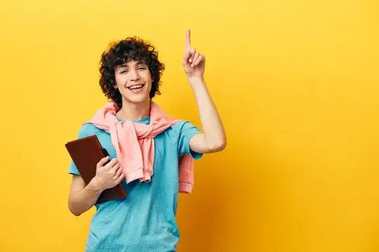 Студент с книгой, колледж, обучение, розовая куртка, кадрированный вид