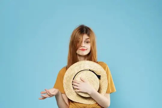 Симпатичная женщина в рюкзаке и шляпе, летний стиль жизни и мода