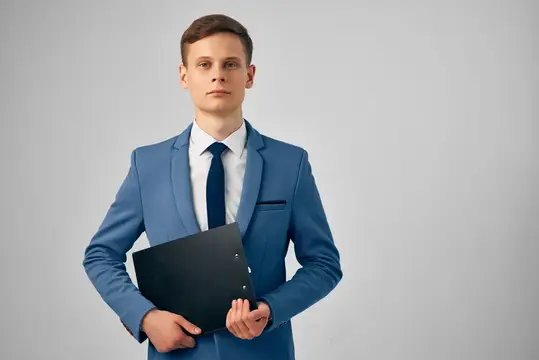 Мужчина с документами в руках, официальный менеджер, бизнесмен за работой